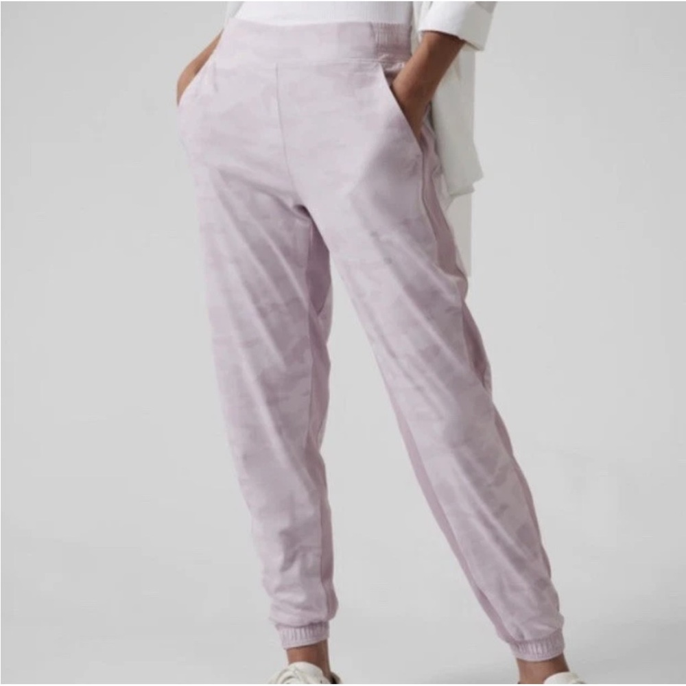 E5- Athleta Brooklyn size 6 Small lined Camo Light Purple joggers pant Apparel